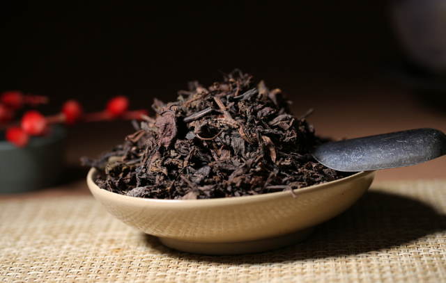 喝黑茶可以治疗肠胃病（治疗肠胃病的中药什么时候喝最好）